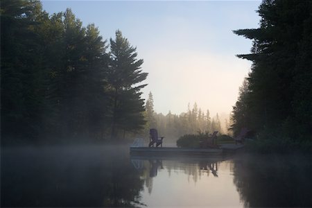 Tamarack Lake at Dawn, Haliburton County, Ontario, Canada Foto de stock - Direito Controlado, Número: 700-00607912