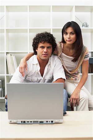 Homme et femme dans le bureau avec ordinateur portable Photographie de stock - Rights-Managed, Code: 700-00608230
