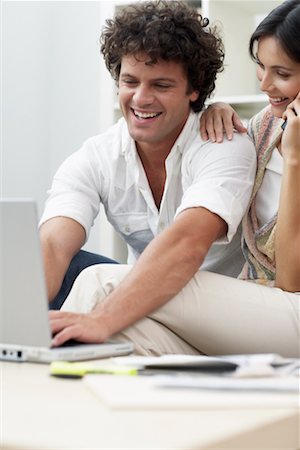 Homme et femme dans le bureau avec ordinateur portable Photographie de stock - Rights-Managed, Code: 700-00608244