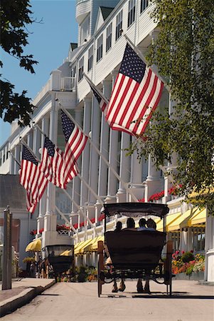 People Riding in Horse-Drawn Carriage in Front of the Grand Hotel, Mackinac Island, Michigan, USA Foto de stock - Con derechos protegidos, Código: 700-00608432