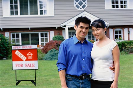 simsearch:700-00152145,k - Portrait de Couple en face de la maison neuve Photographie de stock - Rights-Managed, Code: 700-00608641