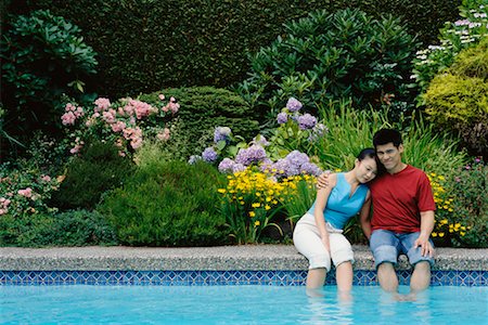simsearch:700-00341202,k - Couple assis au bord de piscine Photographie de stock - Rights-Managed, Code: 700-00608719