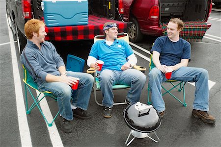picnic al lado del coche - Men at Tailgate Party Foto de stock - Con derechos protegidos, Código: 700-00608826