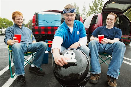 picnic al lado del coche - Men at Tailgate Party Foto de stock - Con derechos protegidos, Código: 700-00608828