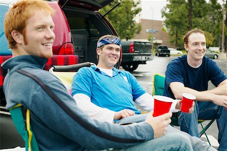 picnic al lado del coche - Men at Tailgate Party Foto de stock - Con derechos protegidos, Código: 700-00608836