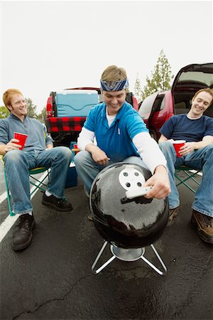 picnic al lado del coche - Men at Tailgate Party Foto de stock - Con derechos protegidos, Código: 700-00608830