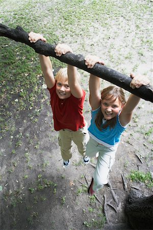 simsearch:633-08482006,k - Children Hanging from Tree Foto de stock - Con derechos protegidos, Código: 700-00608992