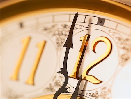 Close-up of Clock Face at One Minute to Midnight Foto de stock - Con derechos protegidos, Código: 700-00609125