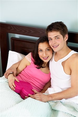 simsearch:700-00477242,k - Couple au lit avec boîte en forme de coeur Photographie de stock - Rights-Managed, Code: 700-00609148