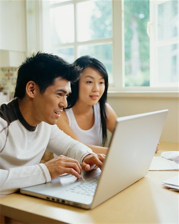 simsearch:600-01041567,k - Couple Using Laptop Computer Together Foto de stock - Con derechos protegidos, Código: 700-00609236