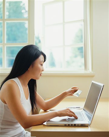 simsearch:700-00361667,k - Woman Using Laptop at Home Foto de stock - Con derechos protegidos, Código: 700-00609248