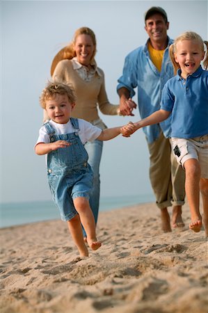 simsearch:632-01150360,k - Family at the Beach Fotografie stock - Rights-Managed, Codice: 700-00609364