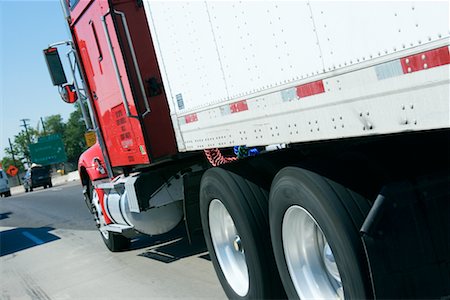 roy ooms - Transport Truck on Highway Foto de stock - Con derechos protegidos, Código: 700-00609669