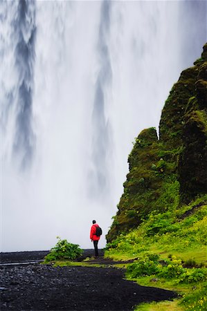 skogafoss waterfall - Person Looking at Skogafoss Waterfall, Iceland Foto de stock - Con derechos protegidos, Código: 700-00609783