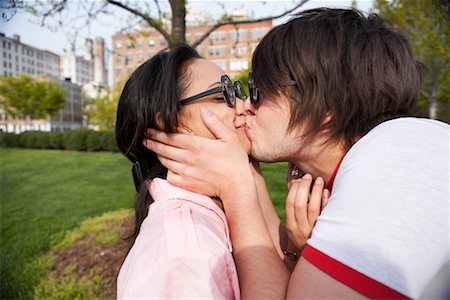 simsearch:614-05399974,k - Couple baiser en plein air Photographie de stock - Rights-Managed, Code: 700-00603403