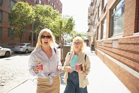 Deux femmes marchant en plein air Photographie de stock - Rights-Managed, Code: 700-00603420