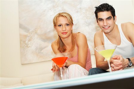 simsearch:700-02245516,k - Femme et homme avec Martinis Photographie de stock - Rights-Managed, Code: 700-00603465