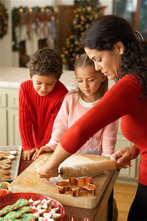 estirar la masa - Mother and Children Making Christmas Cookies Foto de stock - Con derechos protegidos, Código: 700-00617041