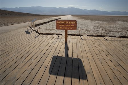 Trottoir de bois, marais salants du bassin de Badwater, Death Valley National Park, Californie, Etats-Unis Photographie de stock - Rights-Managed, Code: 700-00617456