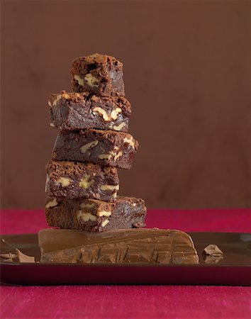 ""Brownie"" empilées sur une tablette de chocolat Photographie de stock - Rights-Managed, Code: 700-00617672