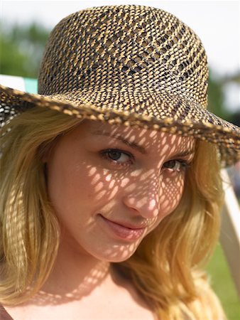 simsearch:700-00610074,k - Portrait de femme au chapeau de paille Photographie de stock - Rights-Managed, Code: 700-00610072