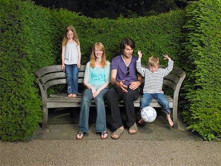 Portrait de famille sur banc Photographie de stock - Rights-Managed, Code: 700-00610108