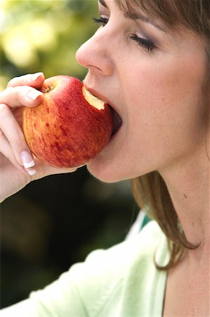 simsearch:600-00865934,k - Woman Eating Apple Foto de stock - Con derechos protegidos, Código: 700-00610306