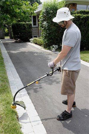 simsearch:695-05772258,k - Man Using Grass Trimmer Foto de stock - Direito Controlado, Número: 700-00610762