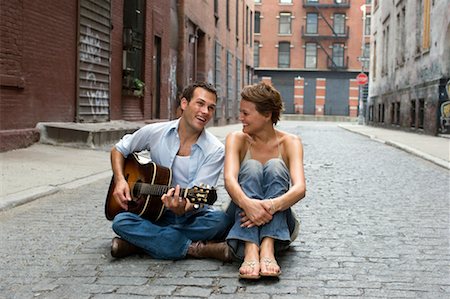 straßenmitte - Paar, sitzen in der Straße Stockbilder - Lizenzpflichtiges, Bildnummer: 700-00611029