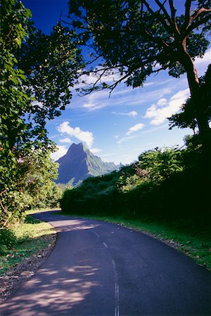 Road and Mount Rotui, Moorea, French Polynesia Foto de stock - Direito Controlado, Número: 700-00620154