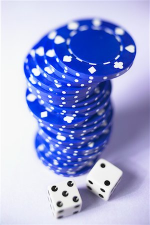 simsearch:600-06302272,k - Pile de jetons de Poker avec des dés Photographie de stock - Rights-Managed, Code: 700-00620223