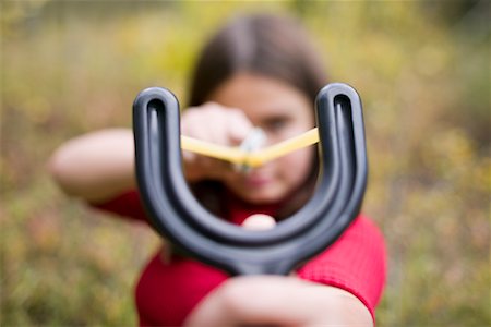 estilingue - Girl Aiming Slingshot Foto de stock - Direito Controlado, Número: 700-00620310