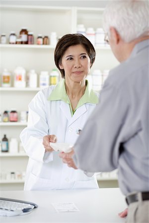 simsearch:700-00040890,k - Pharmacist Helping Customer Foto de stock - Con derechos protegidos, Código: 700-00623056