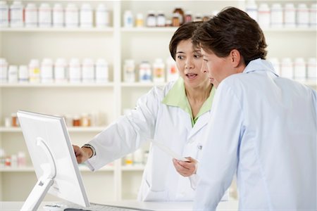 Pharmacist Helping Customer Foto de stock - Con derechos protegidos, Código: 700-00623064