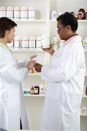 simsearch:694-03332775,k - Pharmacists Stock Photo - Rights-Managed, Code: 700-00623094