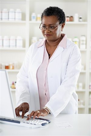 simsearch:694-03332775,k - Pharmacist Using Computer Stock Photo - Rights-Managed, Code: 700-00623126