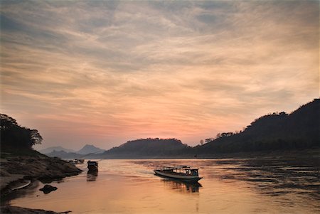 simsearch:862-07690392,k - Wooden Boat on the Mekong River, Luang Prabang, Laos Foto de stock - Con derechos protegidos, Código: 700-00623148