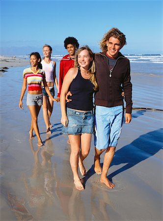 simsearch:700-00681350,k - Adolescents à la plage Photographie de stock - Rights-Managed, Code: 700-00623316