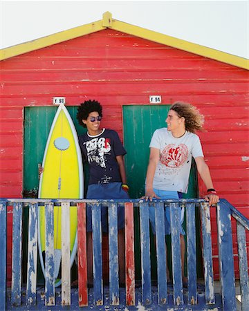 simsearch:700-00681350,k - Amis de cabane de plage avec planche de surf Photographie de stock - Rights-Managed, Code: 700-00623338