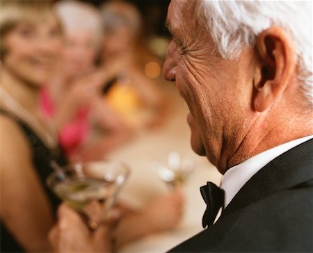 Homme au parti détenant un Martini Photographie de stock - Rights-Managed, Code: 700-00623516