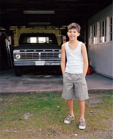 ford - Garçon debout extérieur Garage Photographie de stock - Rights-Managed, Code: 700-00623510