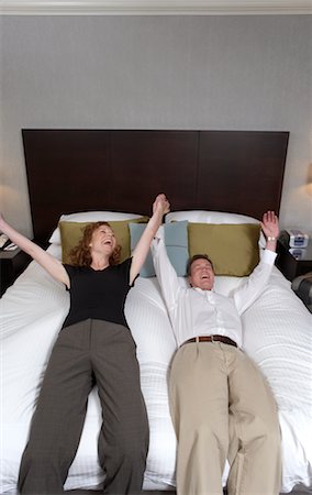 simsearch:700-00608094,k - Couple allongé sur le lit d'hôtel Photographie de stock - Rights-Managed, Code: 700-00635294
