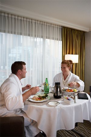 simsearch:700-01607245,k - Couple de manger le petit déjeuner dans la chambre d'hôtel Photographie de stock - Rights-Managed, Code: 700-00635376