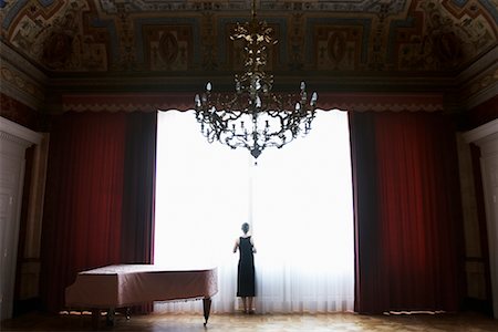 Femme regardant par la fenêtre de l'hôtel, Bellagio, Italie Photographie de stock - Rights-Managed, Code: 700-00635779