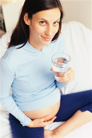 simsearch:700-00661132,k - Femme enceinte l'eau potable Photographie de stock - Rights-Managed, Code: 700-00639359