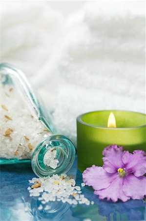 Bath Salts, Candle and Flower Foto de stock - Con derechos protegidos, Código: 700-00639632