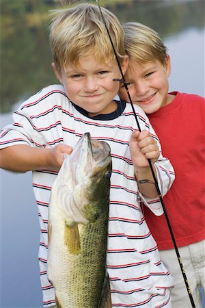 simsearch:700-01260395,k - Deux frères avec un gros poisson Photographie de stock - Rights-Managed, Code: 700-00644309