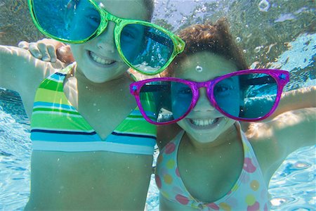 funny kids in the pool - Deux jeunes filles portant des lunettes de soleil géant sous l'eau Photographie de stock - Rights-Managed, Code: 700-00644302