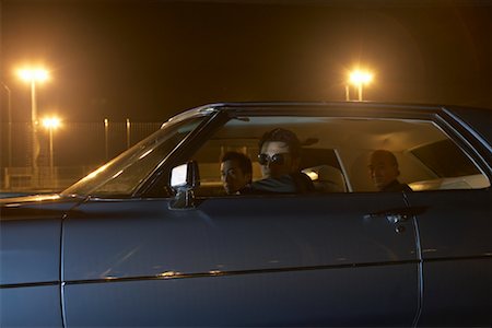 simsearch:600-02348136,k - Hommes dans la voiture pendant la nuit Photographie de stock - Rights-Managed, Code: 700-00647328