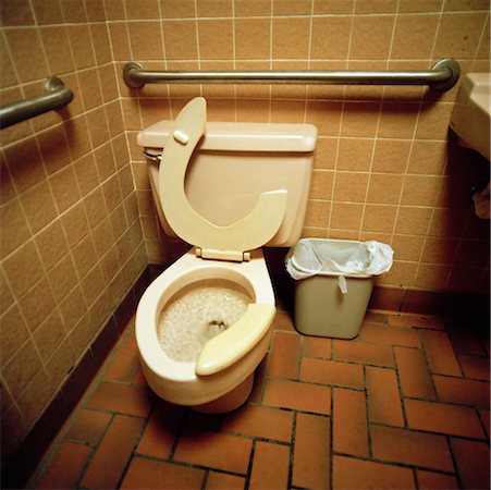 Toilettes cassée Photographie de stock - Rights-Managed, Code: 700-00641194